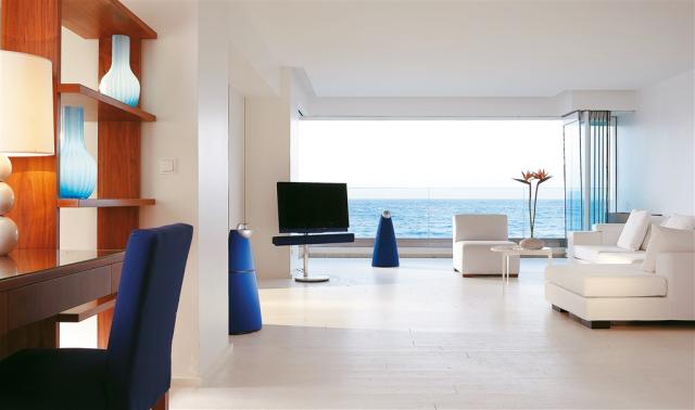 34-One-Bedroom-Grand-Suite,-Open-plan-living-area-and-ultra-spa