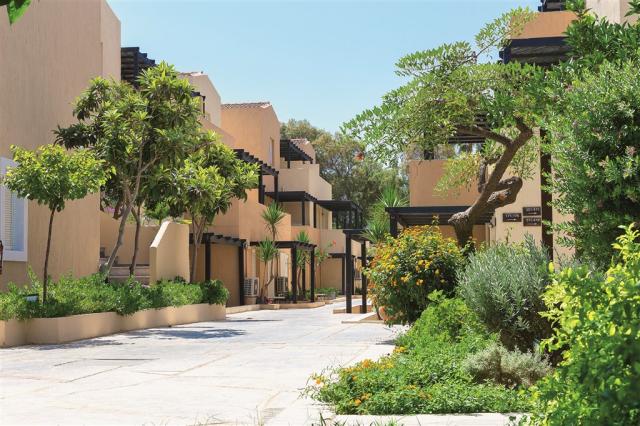 06-Spacious-Living-in-Grand-Leoniki.jpg