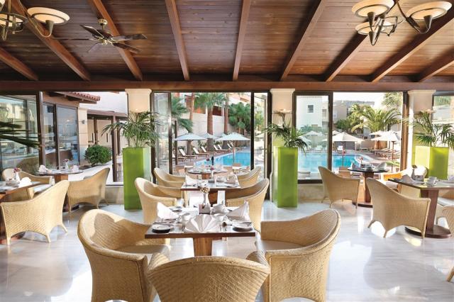 07-Restaurant-Overlooking-hotels-Pool.jpg