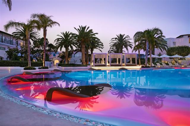 01-Unique-Illuminated-pool-with-leaf-sun-beds_ca001_72dpi.jpg