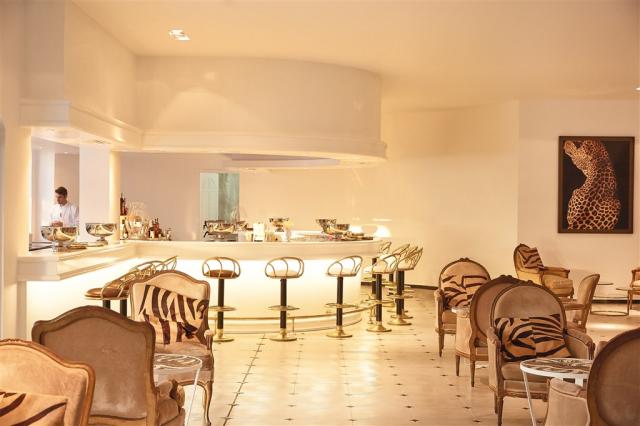 36-Panther-Piano-Bar,-Impressive-lounges-and-terraces-with-stun