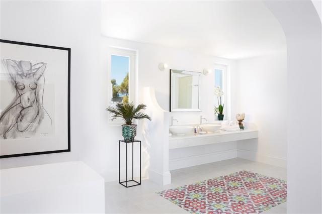 57-3-Bedroom-Luxury-Villa,-Spa-inspired-Bathroom_ca057_72dpi.jp