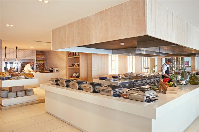 19-Z120-Ventanas-Il-Mar-Greek-dishes-in-the-mediterranean-buffe