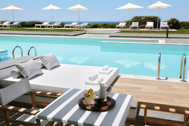 22-The-sharing-pool-of-the-Lux-Me-Swim-Up-Bungalows-with-sea-vi