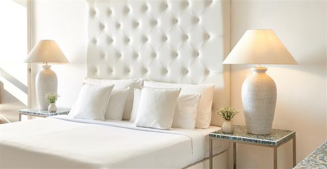 26-Comfortable-double-guestroom-with-garden-view_72dpi.jpg