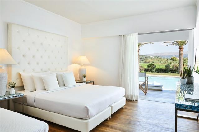 28-Swim-up-white-room-with-sharing-pool-and-garden-views_72dpi.