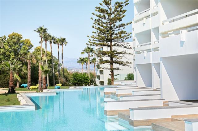 29-Swim-up-white-room-with-sharing-pool_72dpi.jpg