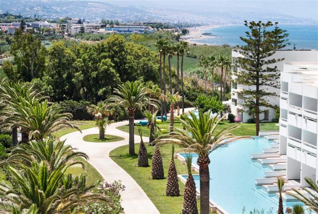 30-Swim-up-white-room-garden-view-with-sharing-pool_72dpi.jpg