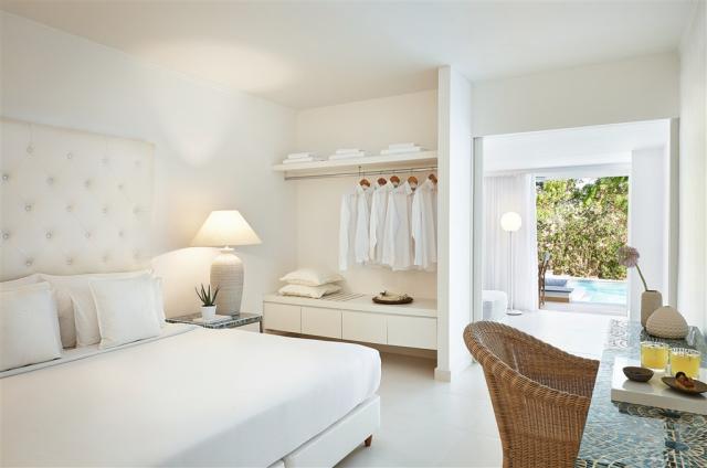 31-Swim-up-family-guestroom-master-bedroom_72dpi.jpg