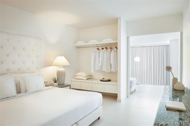 32-Family-guestroom-with-garden-view_72dpi.jpg