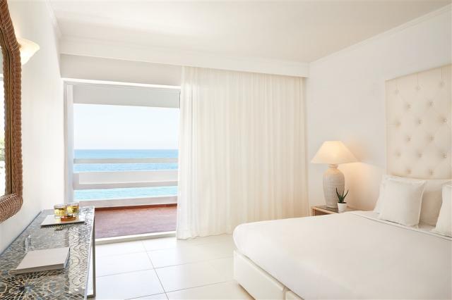 34-Double-Guestroom-with-sea-views-on-the-spacious-balcony_72dp