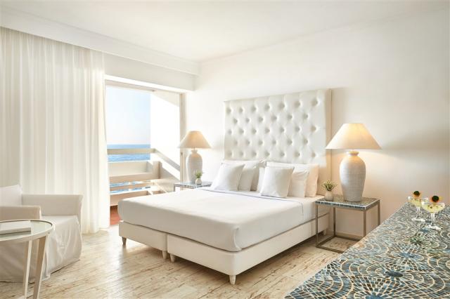 37-Superior-Guestroom-with-sea-views-and-large-glass-doors_72dp
