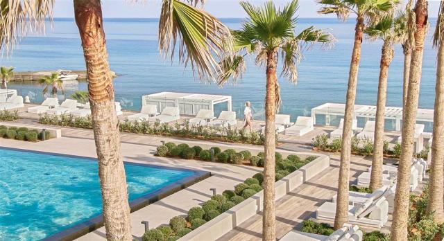 12-The-great-pool-by-the-beach_72dpi.jpg