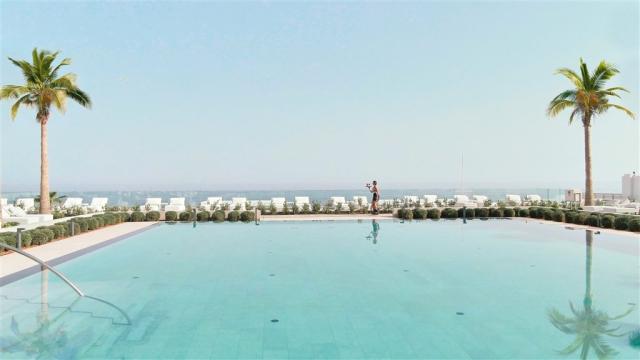 19-Roller-skating-waitresses-and-iconic-cocktails-by-the-pool_7