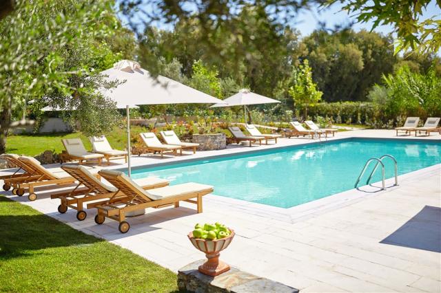 01-Villa-Oliva,-Amazing-Pool-Landscape_72dpi.jpg