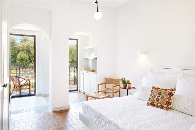 06-Deluxe-Guestroom,-Master-Bedroom-with-ensuite-living-area_72