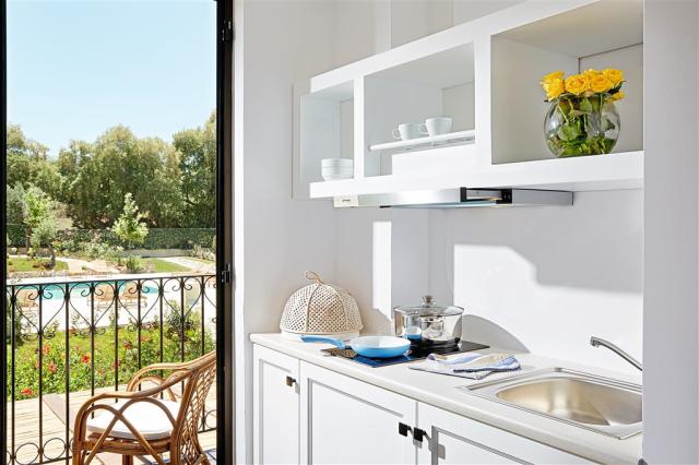 08-Deluxe-Guestroom,-Fully-equipped-kitchen-with-pool-or-garden