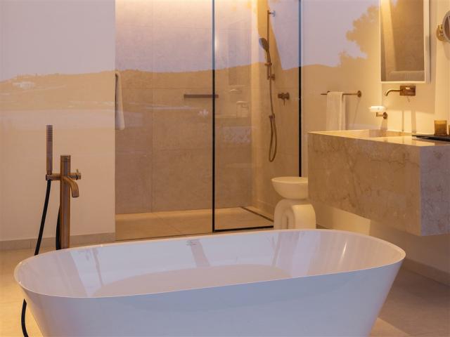 09-Deluxe-Suite.jpg