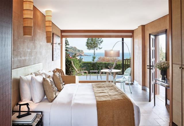 47-Deluxe-Bungalow-with-Private-Pool-bedroom-area_72dpi.jpg