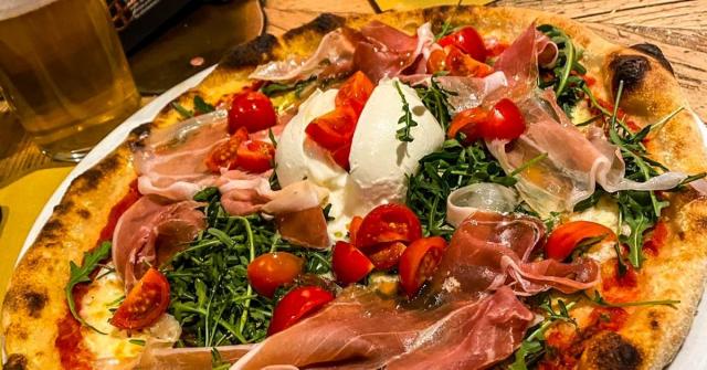 26 Itálie, Cesenatico   restaurace pizza