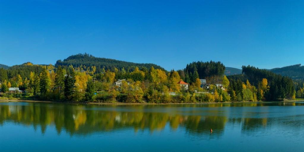 pohled na hotel od přehrady Horní Bečva