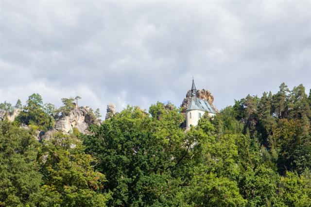 Zřícenina skalního hradu Vranov s Panteonem