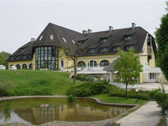 umělý rybník u hotelu