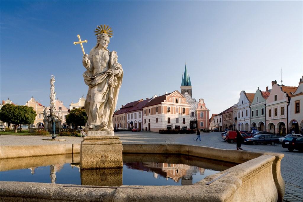 kašna se sochou svaté Markéty na náměstí Zachariáše z Hradce -