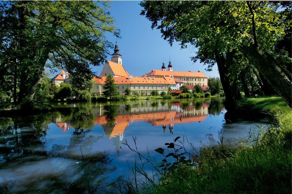 pohled přes Ulický rybník na Jezuitskou kolej - Zdroj: České dě