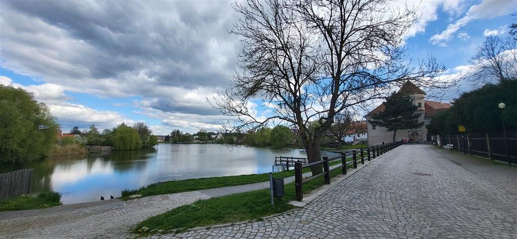 Štěpnický rybník, vpravo Dolní(malá) brána k náměstí Zachariáše