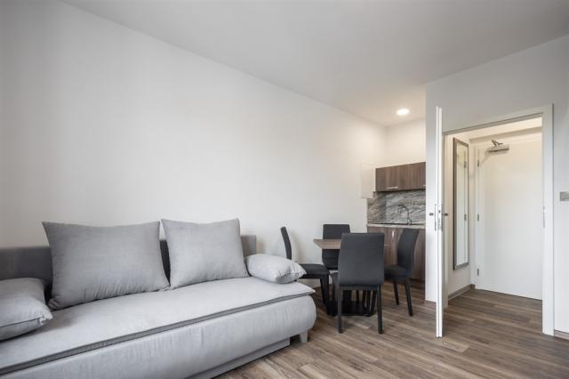 Pohled na gauč v mezonetovém apartmánu