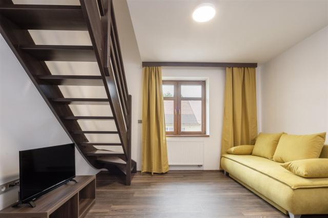 Schody v mezonetovém apartmánu
