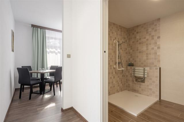 Pohled na bezbariérový pokoj v Hotel GRAND