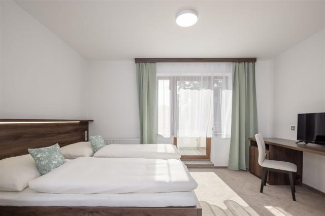 Pohled na manželskou postel v hotel GRAND