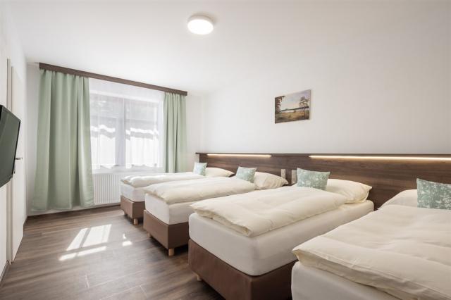 Pohled na tři postele v hotelu Hotel GRAND