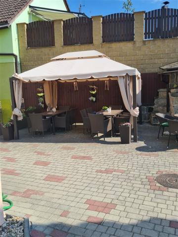 Pohled na kamenou terasu v Hotel GRAND