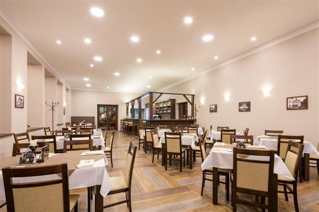 Pohled na uspořádaní stolů v restauraci hotelu GRAND