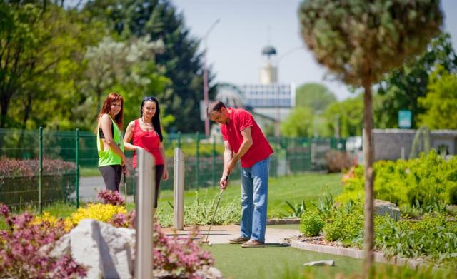 Adventure golf