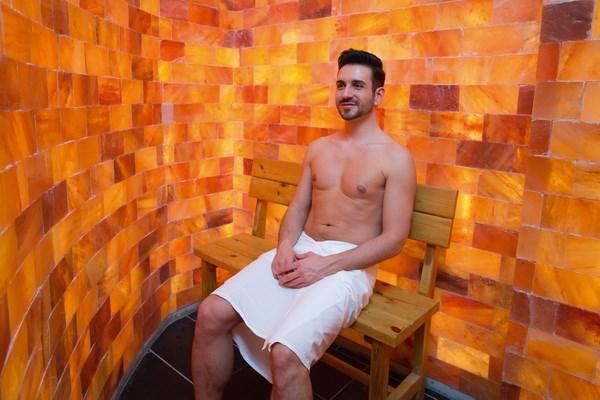 Muž relaxující v sauně