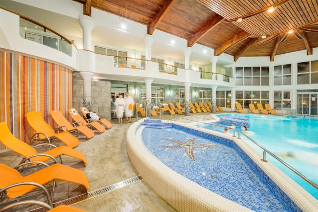 Vnitřní bazény s lehátky v hotelu EUROPA FIT