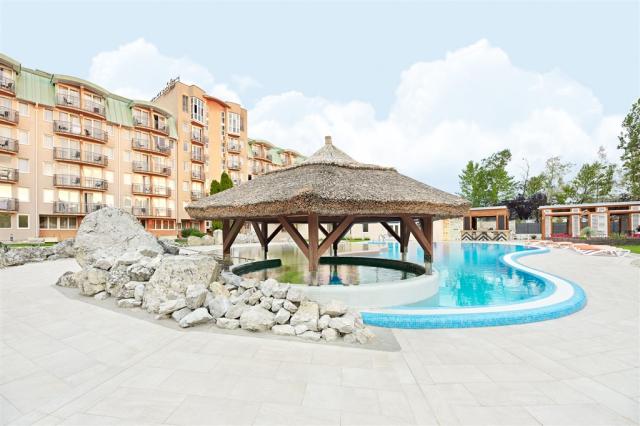 Posezení ve venkovním bazénu hotelu EUROPA FIT