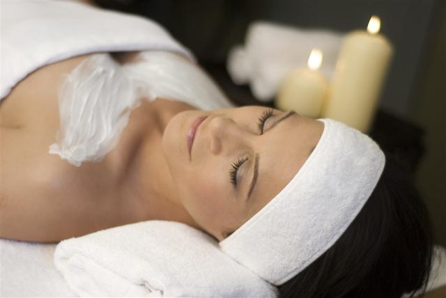 Relaxující žena na peelingu