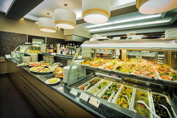 Pohled na bar s jídlem v restauraci
