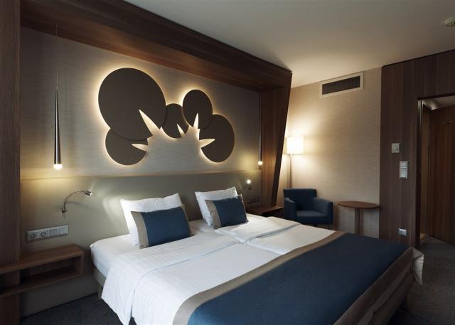 Pohled na manželskou postel v hotelu EUROPA FIT