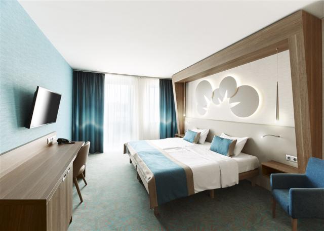 Boční pohled na pokoj a manželskou postel v hotelu EUROPA FIT