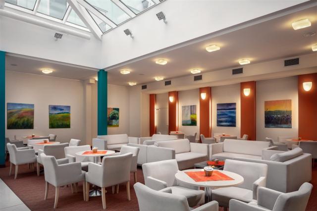 Lobby and café Atrium Green House