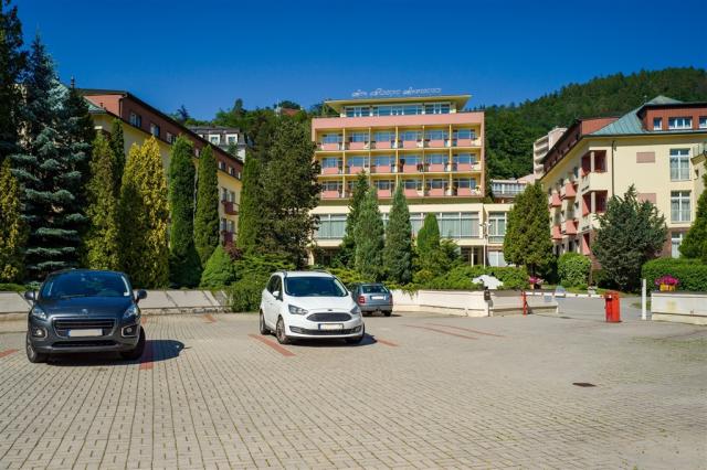 Parkoviště u hotelu