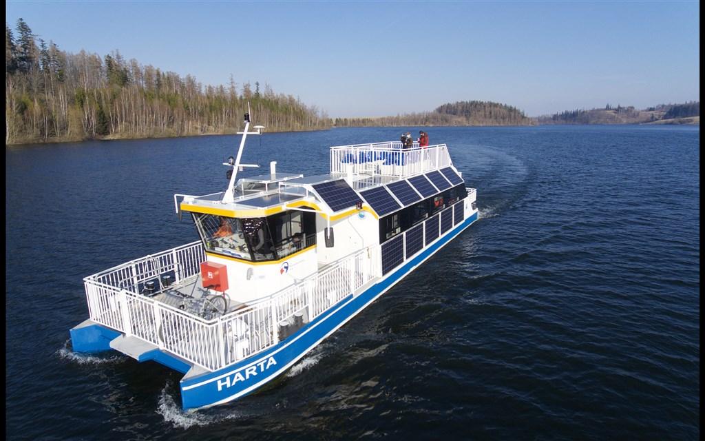 Elektroloď Harta na vodní nádrži Slezská Harta