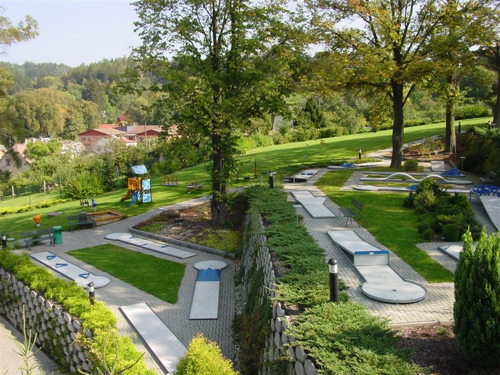 minigolf a dětské hřiště