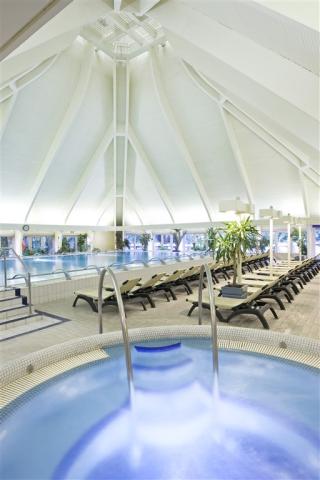 Vnitřní bazén a jacuzzi